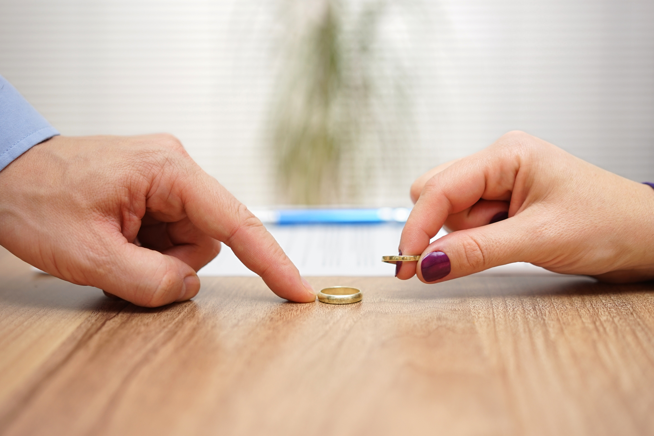 Are getting divorced. Развод. Развод картинки. Браки и разводы. Бракоразводный процесс.